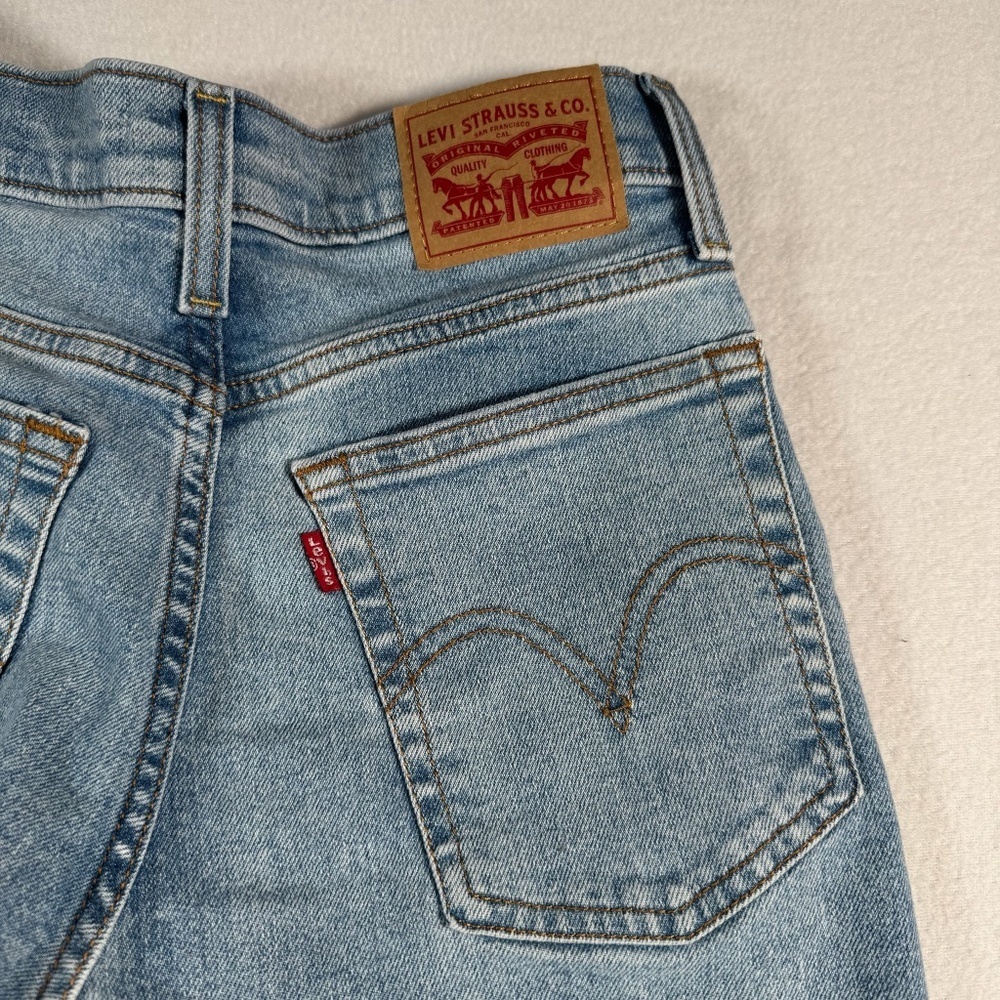 Levis Jeans Womens 25 Blue Wedgie Straight High Rise Light Wash Button Fly - Picture 13 of 14